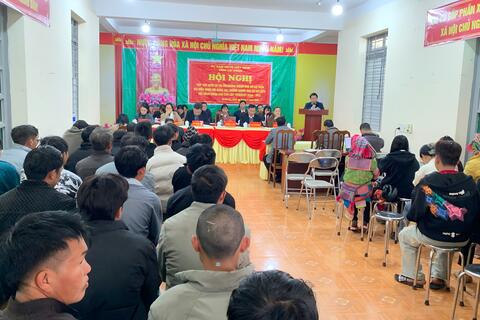 Tiếp xúc cử tri vận động bầu cử tại xã Sì Lở Lầu