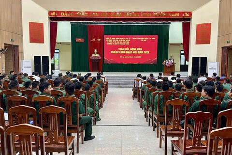 Đoàn công tác xã Sì Lở Lầu thăm hỏi, động viên chiến sĩ mới đang huấn luyện tại Trung tâm Huấn luyện – Cơ động Tây Bắc